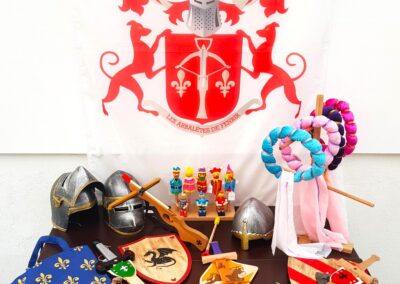 Jouets médiévaux pour les enfants (casques 14€, épées 15€, boucliers 10€, arbalètes 19€, coiffes de princesse 11€, sac fleurs de lys 14€...)