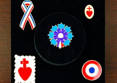Épinglettes pin's métalliques (le Bleuet de France à 9€, les autres à 6€)